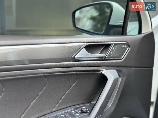 Білий Фольксваген Тігуан, об'ємом двигуна 1.98 л та пробігом 74 тис. км за 22222 $, фото 20 на Automoto.ua