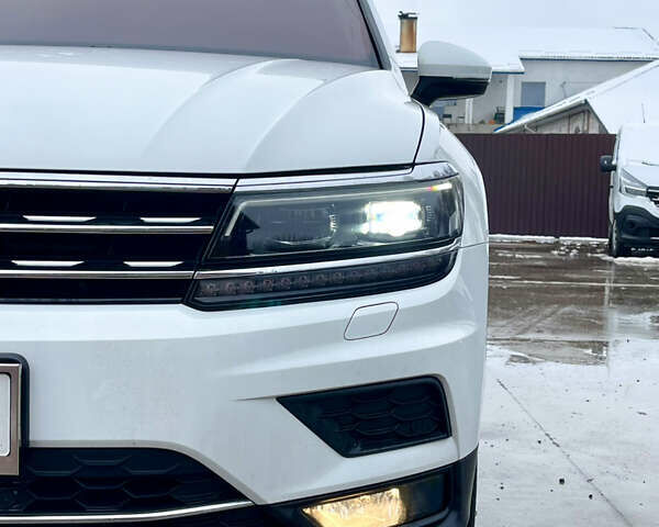 Белый Фольксваген Тигуан, объемом двигателя 2 л и пробегом 210 тыс. км за 23999 $, фото 13 на Automoto.ua