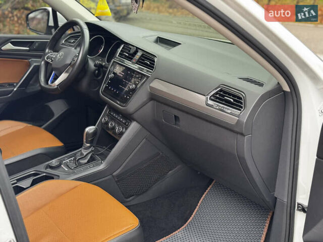 Белый Фольксваген Тигуан, объемом двигателя 2 л и пробегом 120 тыс. км за 22200 $, фото 17 на Automoto.ua