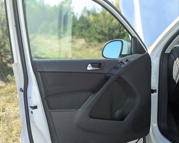 Белый Фольксваген Тигуан, объемом двигателя 1.98 л и пробегом 50 тыс. км за 13999 $, фото 4 на Automoto.ua