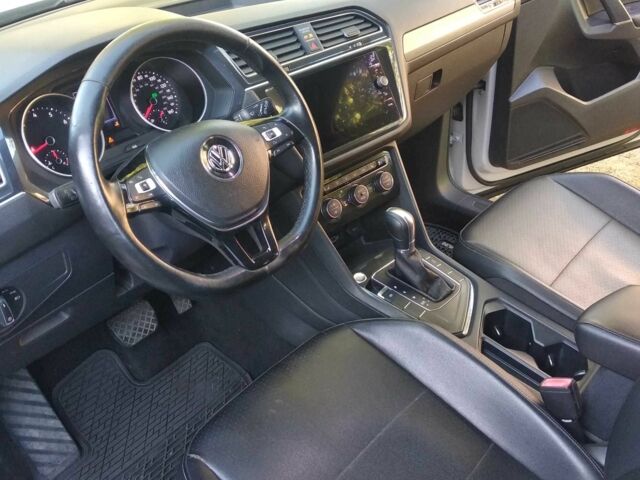 Білий Фольксваген Тігуан, об'ємом двигуна 2 л та пробігом 201 тис. км за 18600 $, фото 4 на Automoto.ua