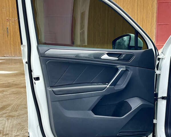 Белый Фольксваген Тигуан, объемом двигателя 2 л и пробегом 210 тыс. км за 23999 $, фото 31 на Automoto.ua