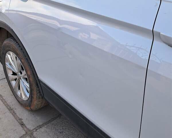 Белый Фольксваген Тигуан, объемом двигателя 2 л и пробегом 243 тыс. км за 13700 $, фото 5 на Automoto.ua