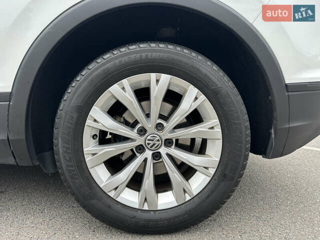 Білий Фольксваген Тігуан, об'ємом двигуна 2 л та пробігом 144 тис. км за 19500 $, фото 17 на Automoto.ua