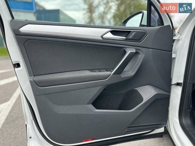 Білий Фольксваген Тігуан, об'ємом двигуна 2 л та пробігом 144 тис. км за 19500 $, фото 35 на Automoto.ua