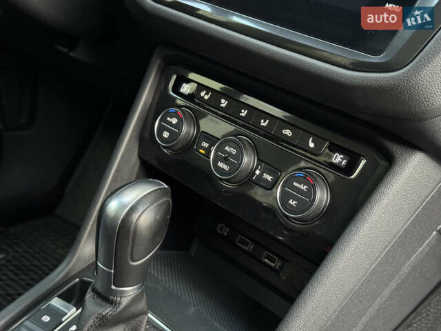 Білий Фольксваген Тігуан, об'ємом двигуна 1.98 л та пробігом 74 тис. км за 22222 $, фото 33 на Automoto.ua