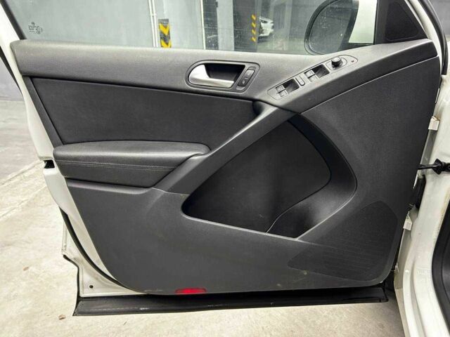 Білий Фольксваген Тігуан, об'ємом двигуна 2 л та пробігом 166 тис. км за 14200 $, фото 15 на Automoto.ua