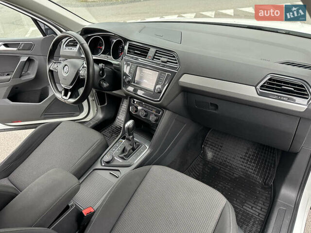 Білий Фольксваген Тігуан, об'ємом двигуна 2 л та пробігом 144 тис. км за 19500 $, фото 29 на Automoto.ua