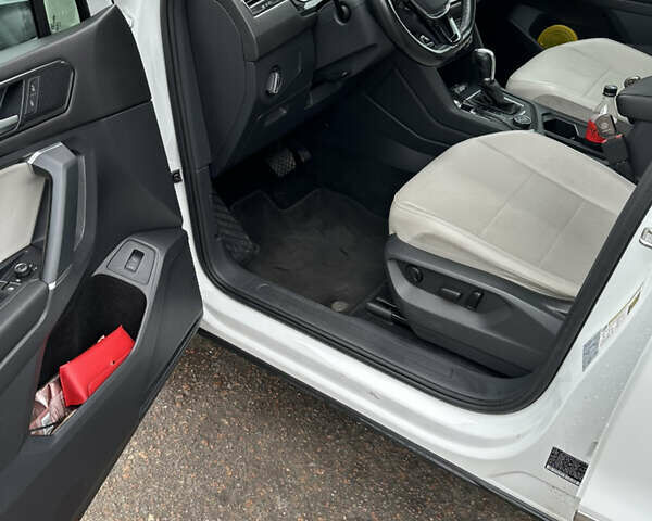 Білий Фольксваген Тігуан, об'ємом двигуна 1.98 л та пробігом 95 тис. км за 20900 $, фото 10 на Automoto.ua