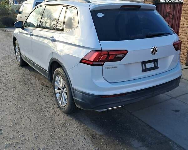 Белый Фольксваген Тигуан, объемом двигателя 2 л и пробегом 243 тыс. км за 13700 $, фото 3 на Automoto.ua