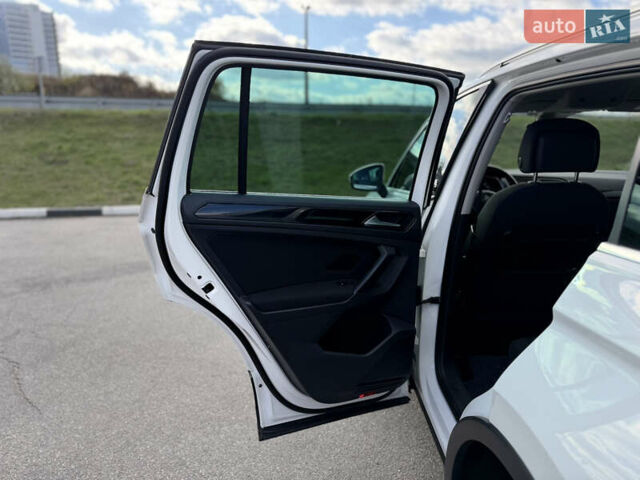 Белый Фольксваген Тигуан, объемом двигателя 2 л и пробегом 207 тыс. км за 20900 $, фото 17 на Automoto.ua