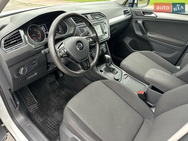 Білий Фольксваген Тігуан, об'ємом двигуна 2 л та пробігом 144 тис. км за 19500 $, фото 19 на Automoto.ua