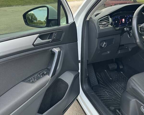 Белый Фольксваген Тигуан, объемом двигателя 2.01 л и пробегом 270 тыс. км за 21300 $, фото 2 на Automoto.ua