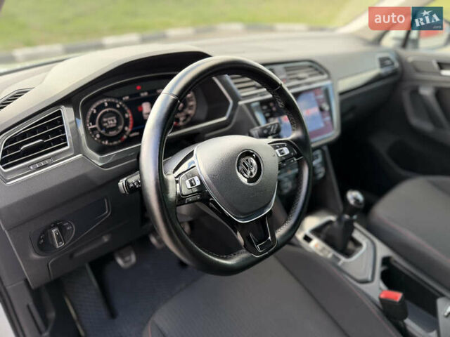 Белый Фольксваген Тигуан, объемом двигателя 2 л и пробегом 207 тыс. км за 20900 $, фото 11 на Automoto.ua