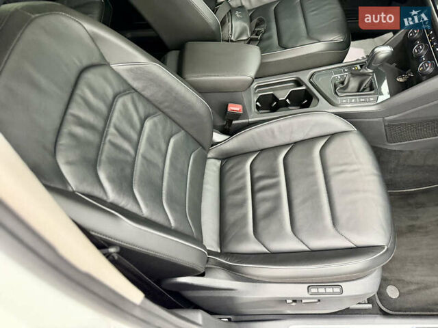 Білий Фольксваген Тігуан, об'ємом двигуна 2 л та пробігом 66 тис. км за 30999 $, фото 90 на Automoto.ua