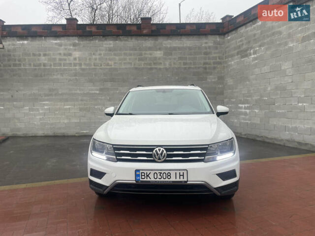 Белый Фольксваген Тигуан, объемом двигателя 1.98 л и пробегом 129 тыс. км за 17950 $, фото 1 на Automoto.ua
