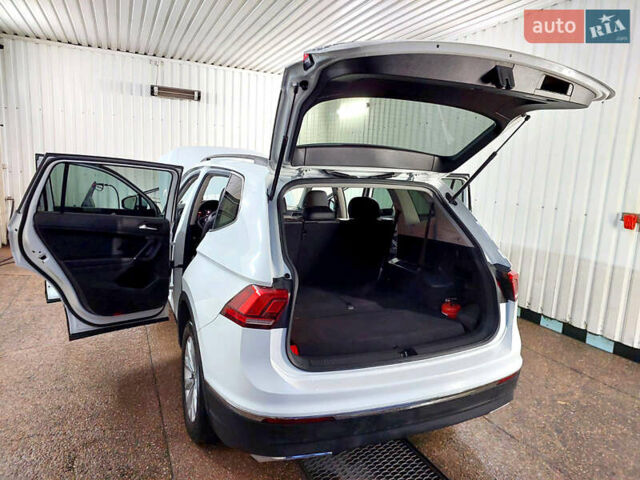 Білий Фольксваген Тігуан, об'ємом двигуна 2 л та пробігом 145 тис. км за 23600 $, фото 78 на Automoto.ua