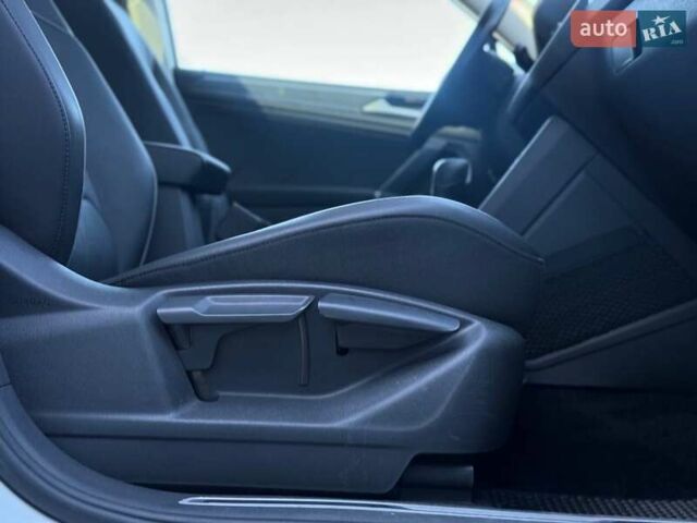 Білий Фольксваген Тігуан, об'ємом двигуна 1.98 л та пробігом 170 тис. км за 19100 $, фото 65 на Automoto.ua