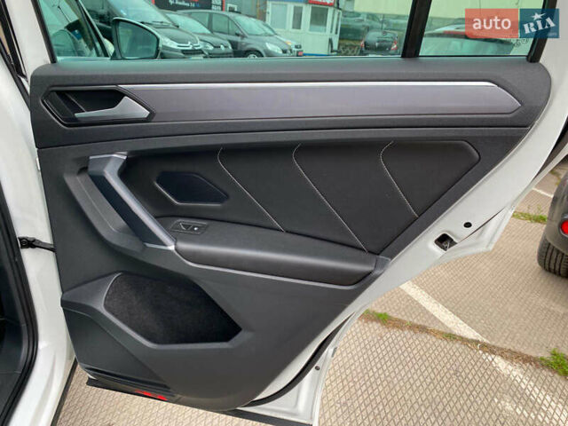 Білий Фольксваген Тігуан, об'ємом двигуна 2 л та пробігом 182 тис. км за 31600 $, фото 73 на Automoto.ua