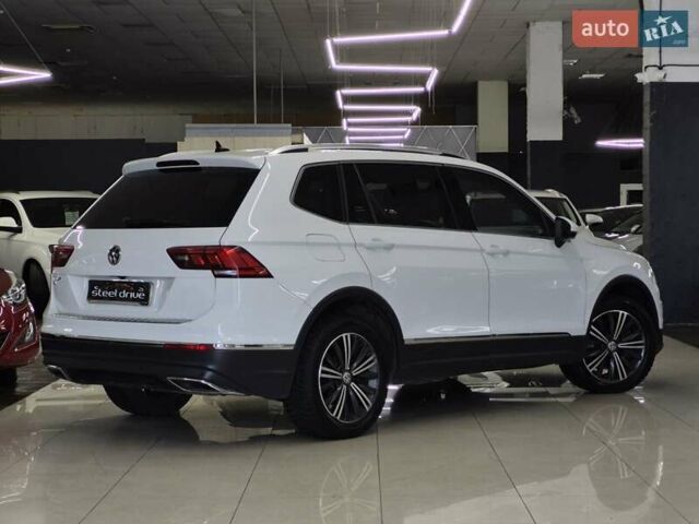 Белый Фольксваген Тигуан, объемом двигателя 2 л и пробегом 142 тыс. км за 21699 $, фото 1 на Automoto.ua