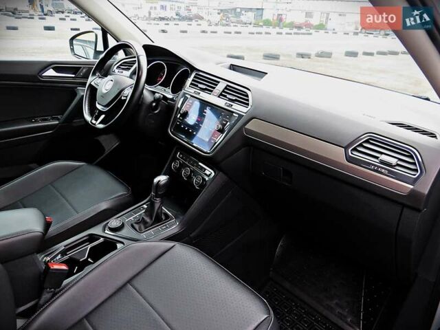 Білий Фольксваген Тігуан, об'ємом двигуна 2 л та пробігом 110 тис. км за 17800 $, фото 21 на Automoto.ua