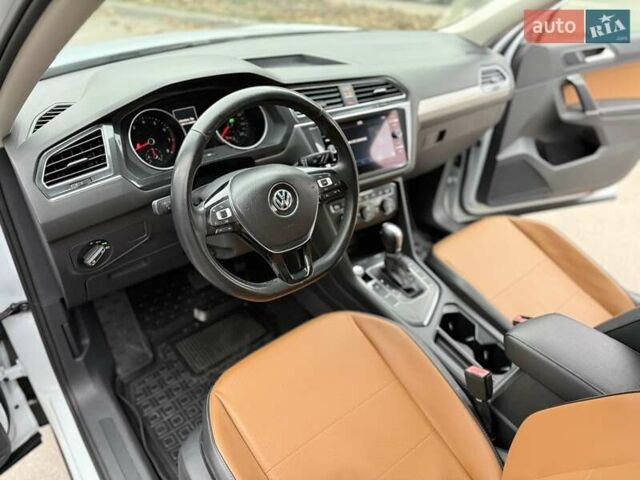 Білий Фольксваген Тігуан, об'ємом двигуна 2 л та пробігом 72 тис. км за 19300 $, фото 19 на Automoto.ua