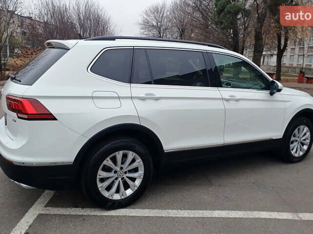 Білий Фольксваген Тігуан, об'ємом двигуна 2 л та пробігом 145 тис. км за 23600 $, фото 4 на Automoto.ua