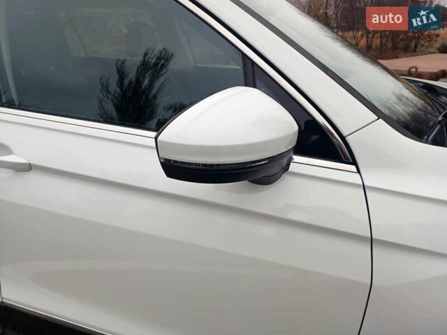 Білий Фольксваген Тігуан, об'ємом двигуна 2 л та пробігом 145 тис. км за 23600 $, фото 53 на Automoto.ua