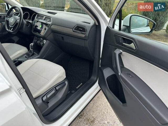 Білий Фольксваген Тігуан, об'ємом двигуна 2 л та пробігом 134 тис. км за 18500 $, фото 26 на Automoto.ua