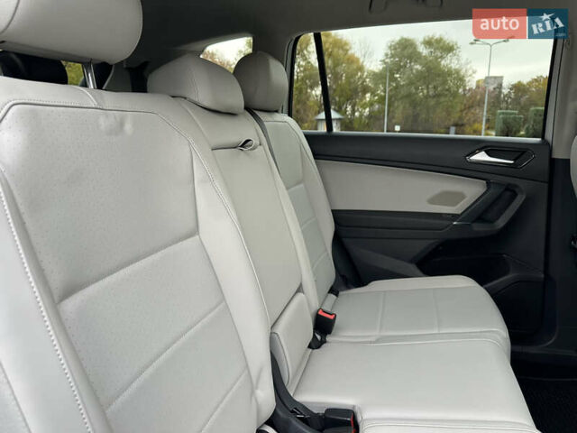 Білий Фольксваген Тігуан, об'ємом двигуна 2 л та пробігом 134 тис. км за 18500 $, фото 25 на Automoto.ua