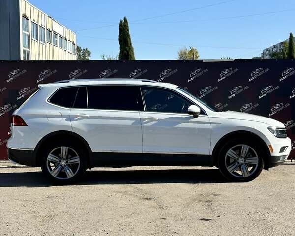 Белый Фольксваген Тигуан, объемом двигателя 2 л и пробегом 120 тыс. км за 24200 $, фото 3 на Automoto.ua