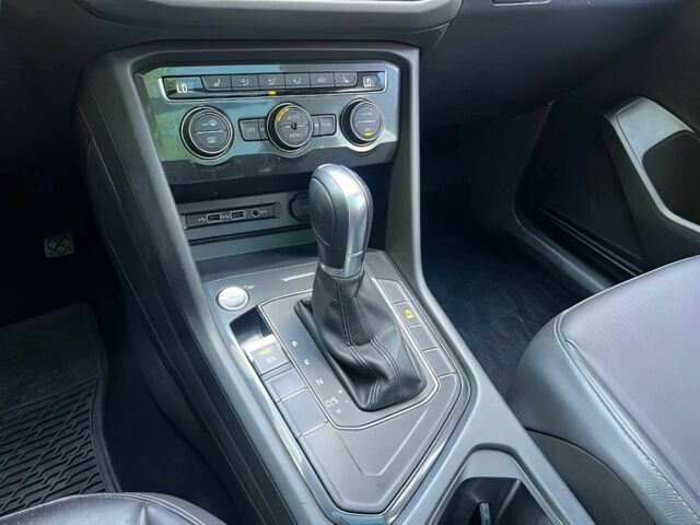 Белый Фольксваген Тигуан, объемом двигателя 2 л и пробегом 35 тыс. км за 13000 $, фото 9 на Automoto.ua