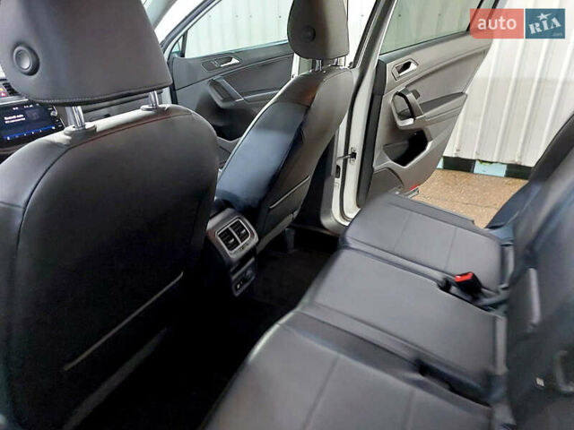 Білий Фольксваген Тігуан, об'ємом двигуна 2 л та пробігом 145 тис. км за 23600 $, фото 79 на Automoto.ua