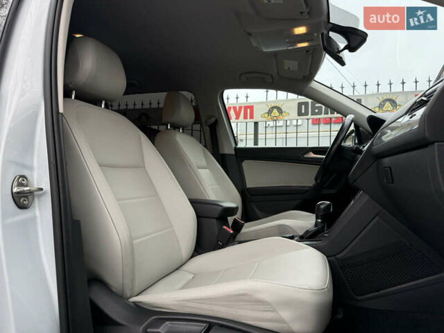 Белый Фольксваген Тигуан, объемом двигателя 1.98 л и пробегом 99 тыс. км за 20999 $, фото 37 на Automoto.ua