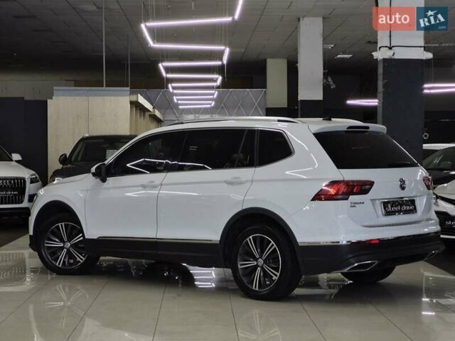 Белый Фольксваген Тигуан, объемом двигателя 2 л и пробегом 142 тыс. км за 21699 $, фото 3 на Automoto.ua