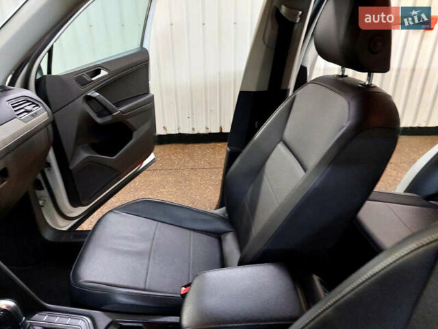 Білий Фольксваген Тігуан, об'ємом двигуна 2 л та пробігом 145 тис. км за 23600 $, фото 74 на Automoto.ua