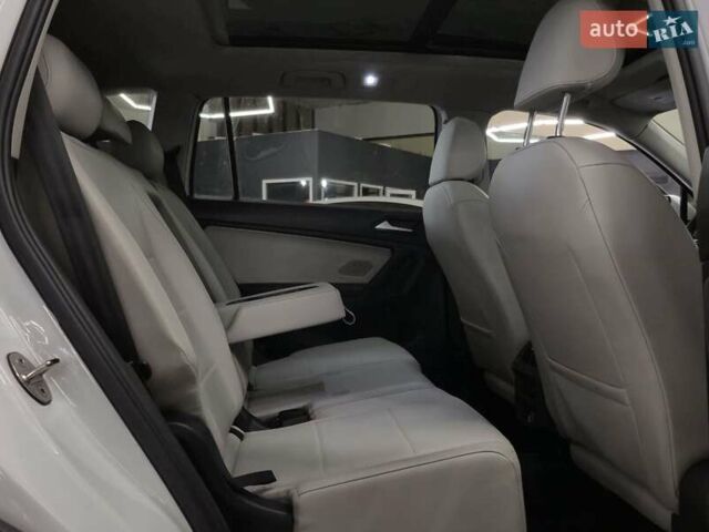 Белый Фольксваген Тигуан, объемом двигателя 2 л и пробегом 142 тыс. км за 21699 $, фото 9 на Automoto.ua