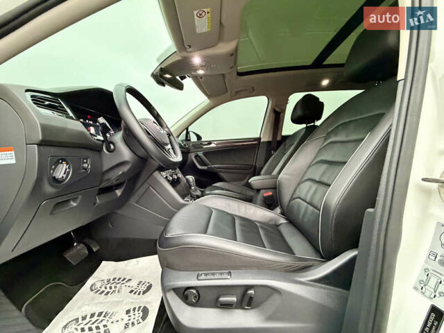 Білий Фольксваген Тігуан, об'ємом двигуна 2 л та пробігом 66 тис. км за 30999 $, фото 67 на Automoto.ua