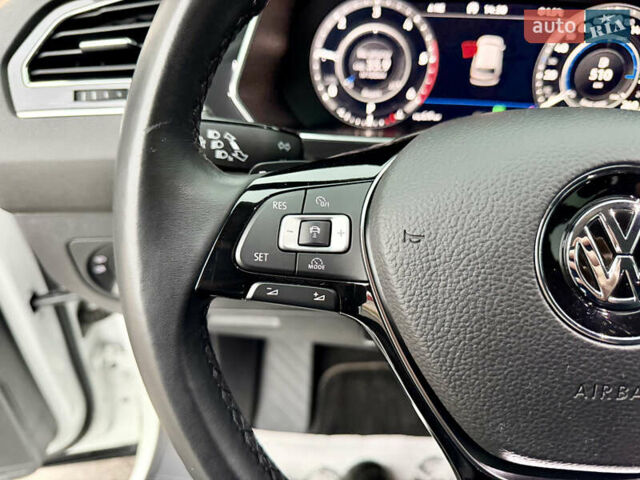 Білий Фольксваген Тігуан, об'ємом двигуна 2 л та пробігом 66 тис. км за 30999 $, фото 56 на Automoto.ua