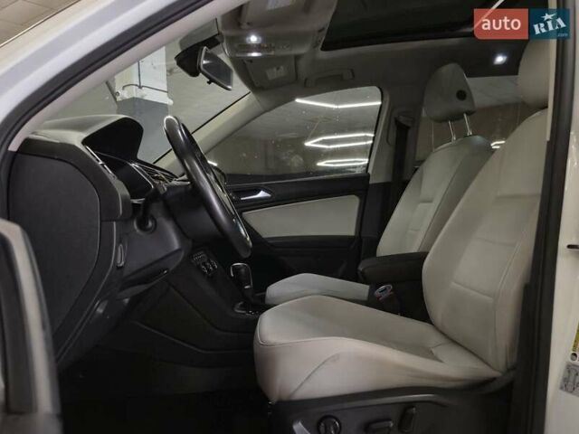 Белый Фольксваген Тигуан, объемом двигателя 2 л и пробегом 142 тыс. км за 21699 $, фото 6 на Automoto.ua