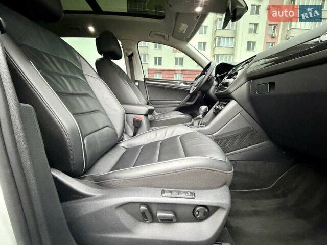 Білий Фольксваген Тігуан, об'ємом двигуна 2 л та пробігом 66 тис. км за 30999 $, фото 89 на Automoto.ua