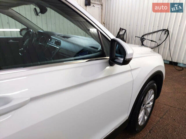 Білий Фольксваген Тігуан, об'ємом двигуна 2 л та пробігом 145 тис. км за 23600 $, фото 56 на Automoto.ua