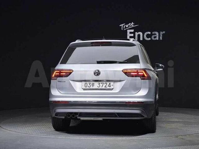 Белый Фольксваген Тигуан, объемом двигателя 2 л и пробегом 57 тыс. км за 16200 $, фото 2 на Automoto.ua