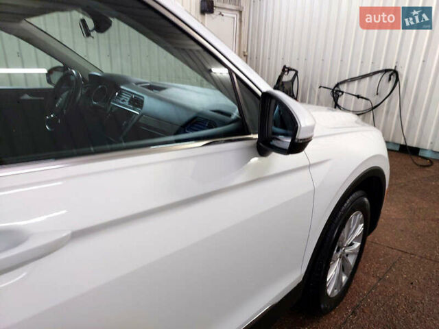 Білий Фольксваген Тігуан, об'ємом двигуна 2 л та пробігом 145 тис. км за 23600 $, фото 57 на Automoto.ua