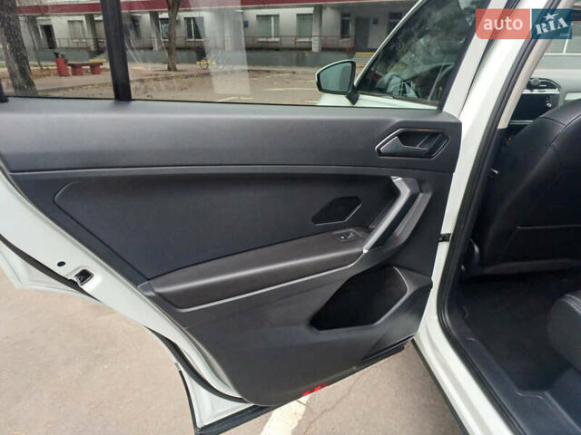 Білий Фольксваген Тігуан, об'ємом двигуна 2 л та пробігом 145 тис. км за 23600 $, фото 18 на Automoto.ua