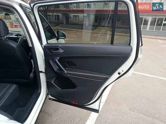 Білий Фольксваген Тігуан, об'ємом двигуна 2 л та пробігом 145 тис. км за 23600 $, фото 19 на Automoto.ua