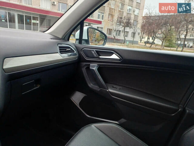 Білий Фольксваген Тігуан, об'ємом двигуна 2 л та пробігом 145 тис. км за 23600 $, фото 38 на Automoto.ua