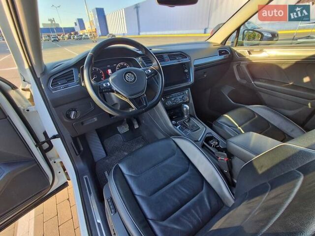 Білий Фольксваген Тігуан, об'ємом двигуна 2 л та пробігом 120 тис. км за 23400 $, фото 26 на Automoto.ua
