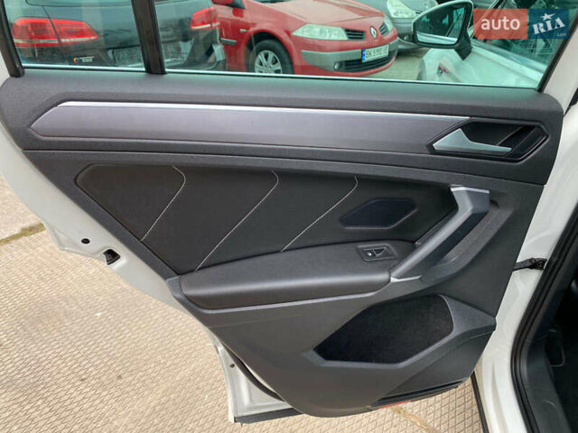 Білий Фольксваген Тігуан, об'ємом двигуна 2 л та пробігом 182 тис. км за 31600 $, фото 53 на Automoto.ua