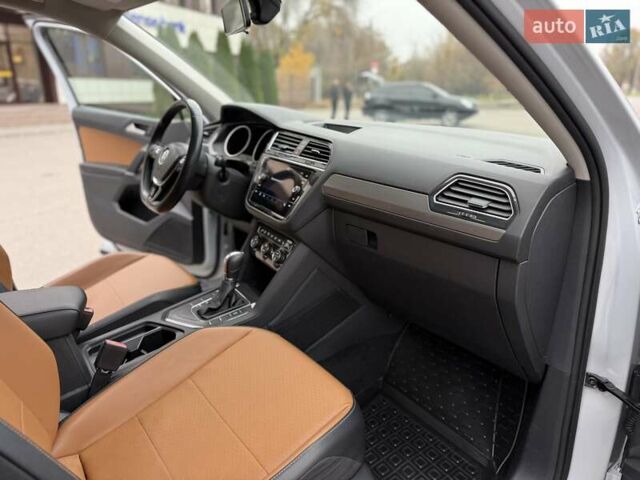 Білий Фольксваген Тігуан, об'ємом двигуна 2 л та пробігом 72 тис. км за 19300 $, фото 33 на Automoto.ua